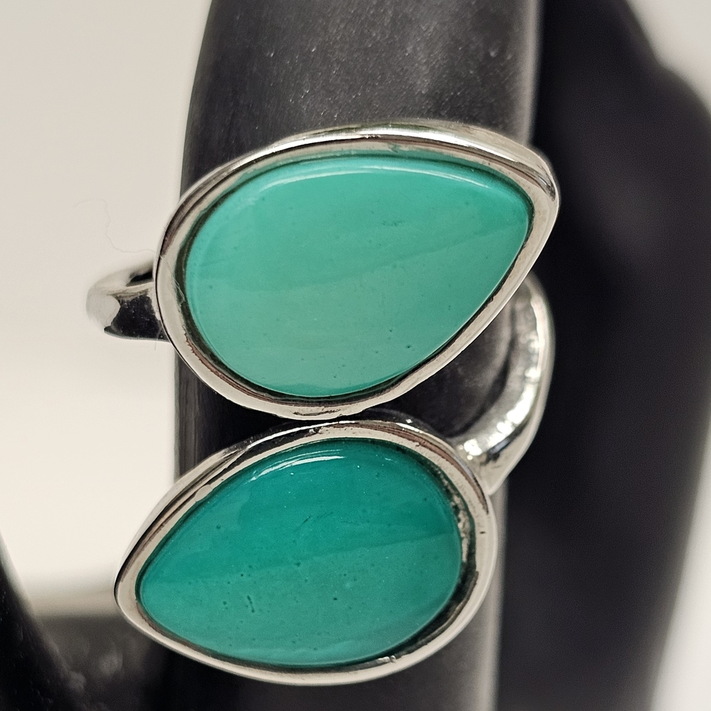 Elegant Silver Turquoise Ring - Picture 2 of 6